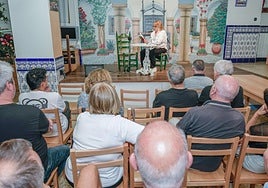 La escritora Txani Rodríguez dio una pequeña confederencia en la sede de Atsobakar.