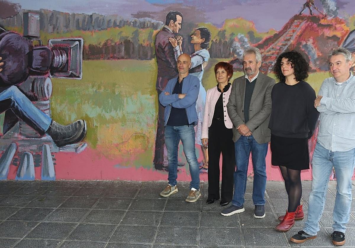 Ibon Serrano, Andrea Arriola, Patxi Bisquert, Paula Heras y Jokin Martínez, el miércoles junto al mural que están pintando en el Herriko Antzokia.