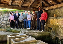 Miembros municipales, de Malerreka Common Zerbitzuak y Cederna junto a vecinos.