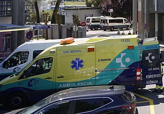 UVI Móvil en el exterior del Hospital Donostia.