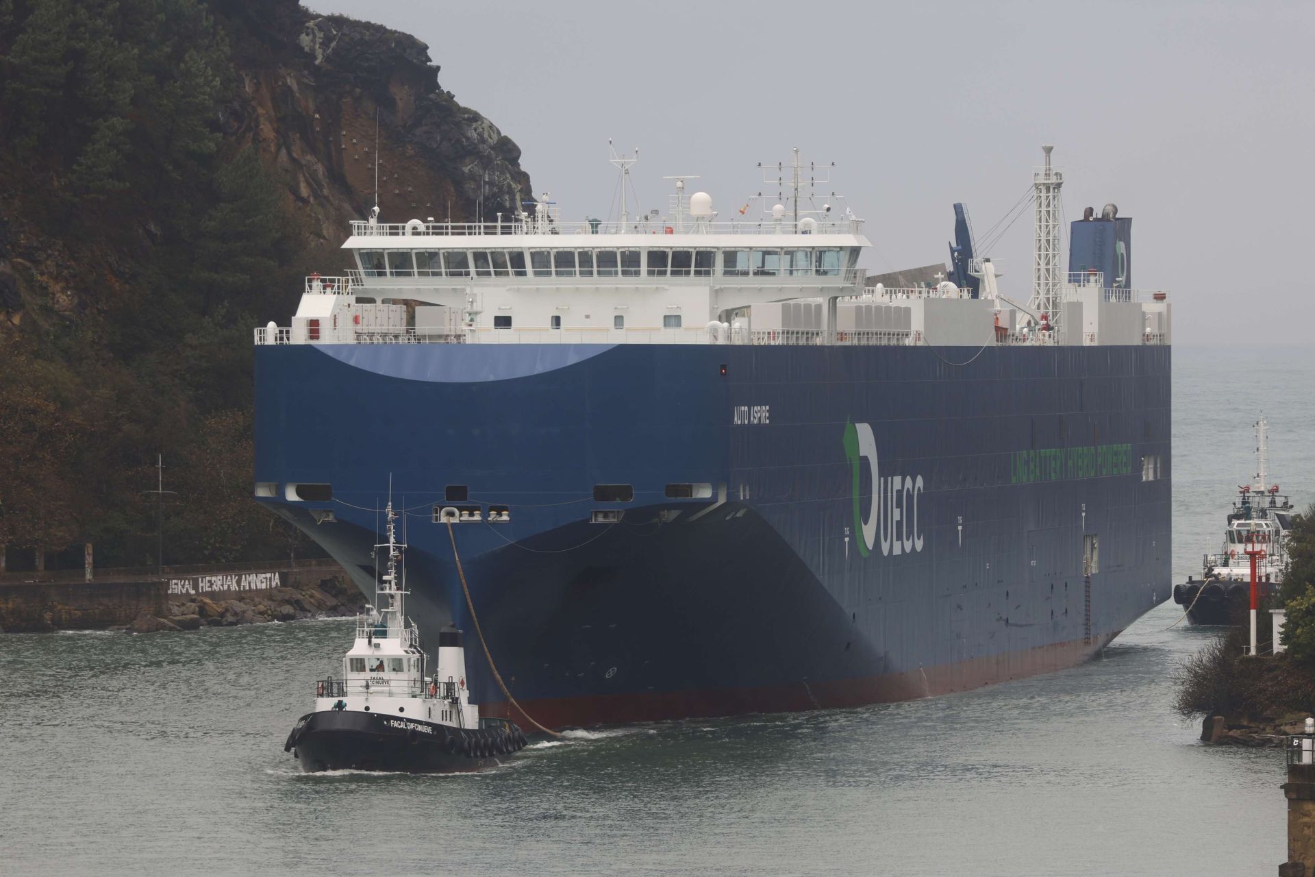 El barco de transporte de coches de Noatum-UECC es el buque más grande que opera normalmente en Pasaia y hace rutas a puertos europeo.