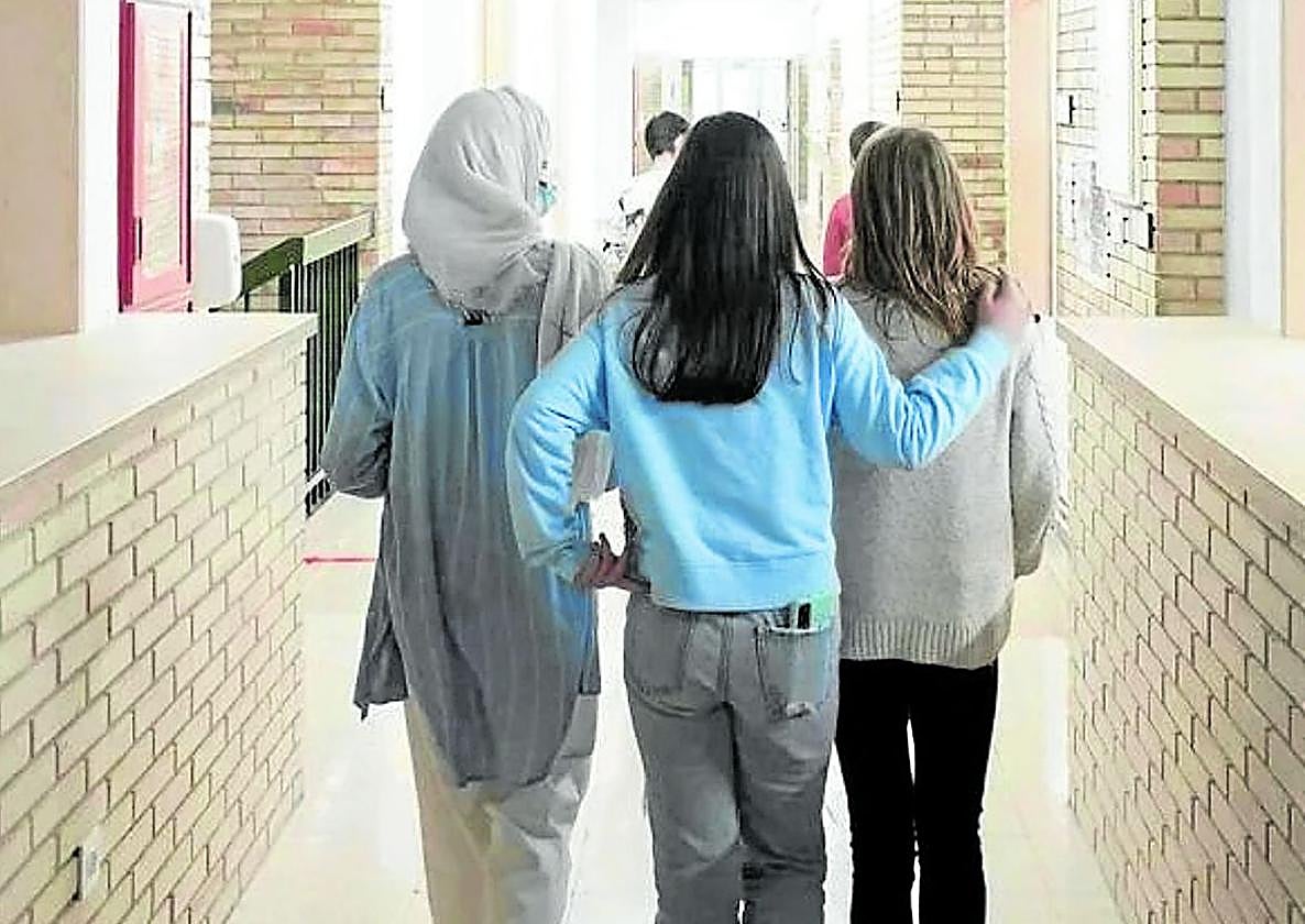 Tres adolescentes pasean por las instalaciones de un centro educativo de Ordizia.