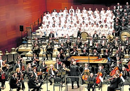 La Euskadiko Orkestra y el Orfeón, en su concierto de anoche en Donostia.