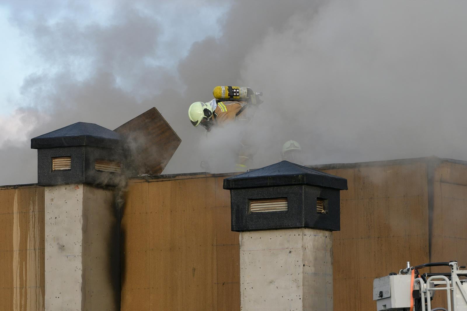 Incendio en el tejado de un edificio en Zumaia