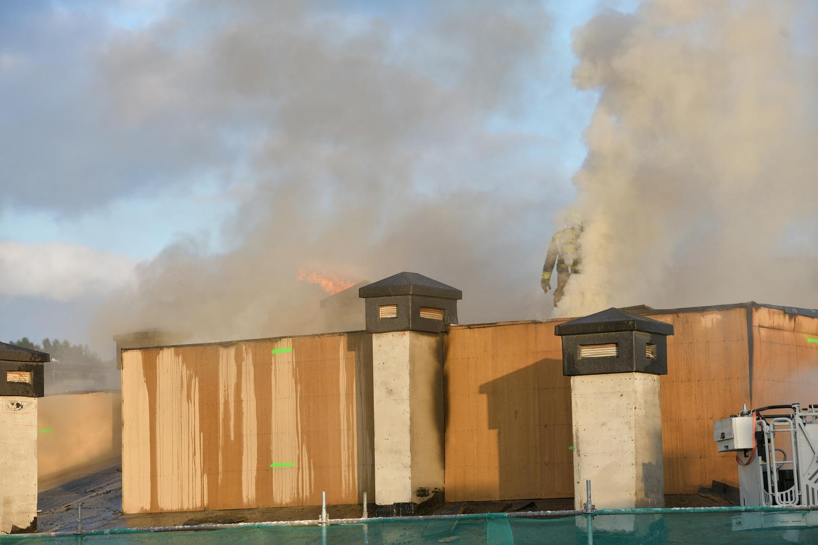Incendio en el tejado de un edificio en Zumaia