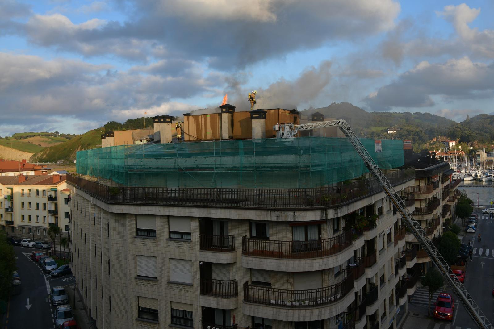 Incendio en el tejado de un edificio en Zumaia