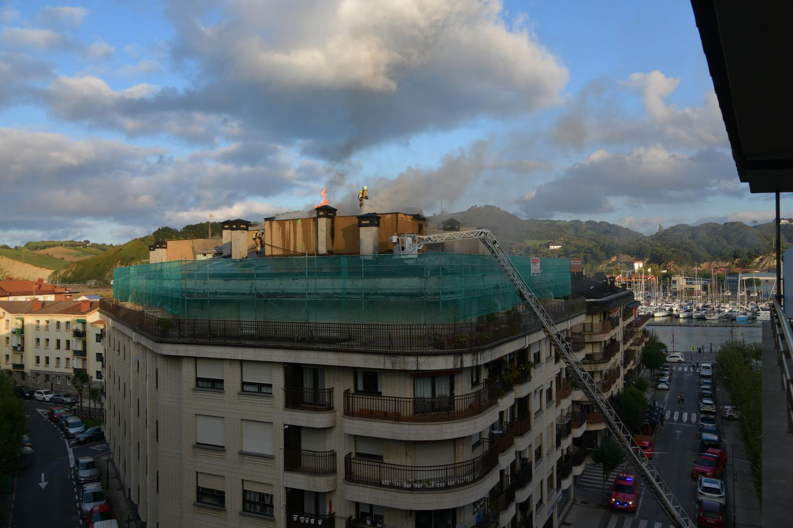 Incendio en el tejado de un edificio en Zumaia