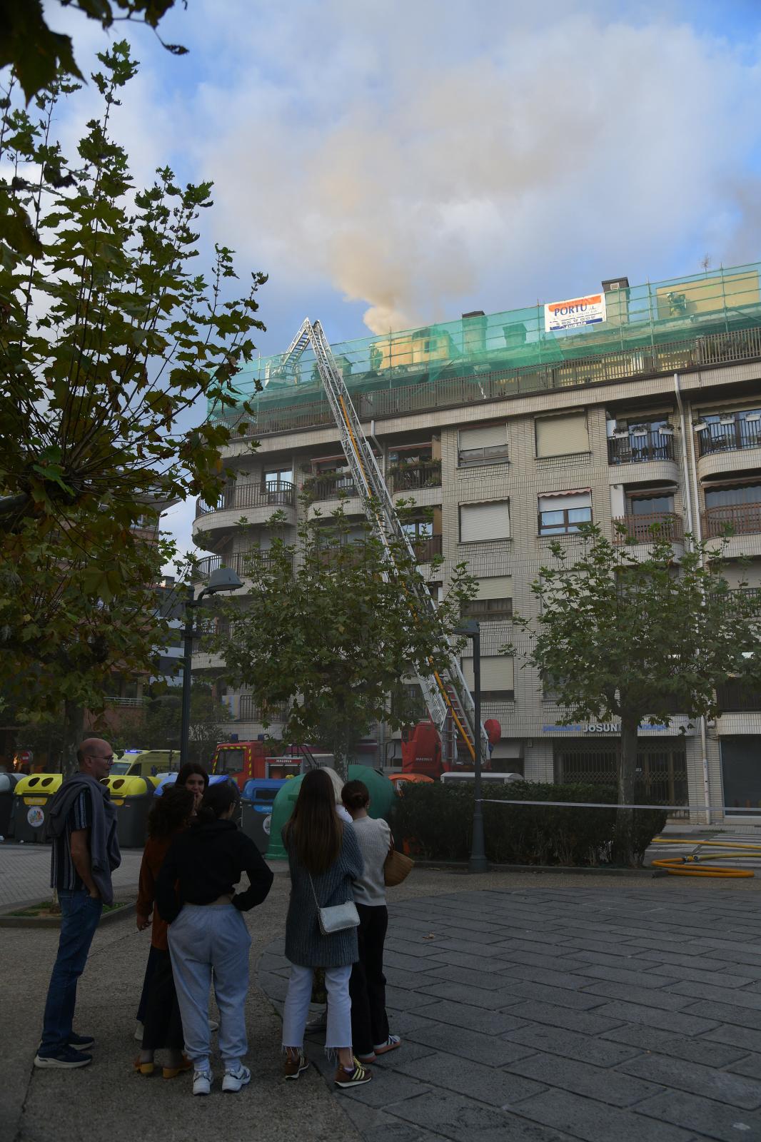 Incendio en el tejado de un edificio en Zumaia