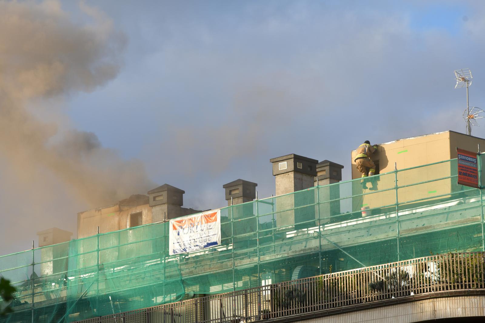 Incendio en el tejado de un edificio en Zumaia