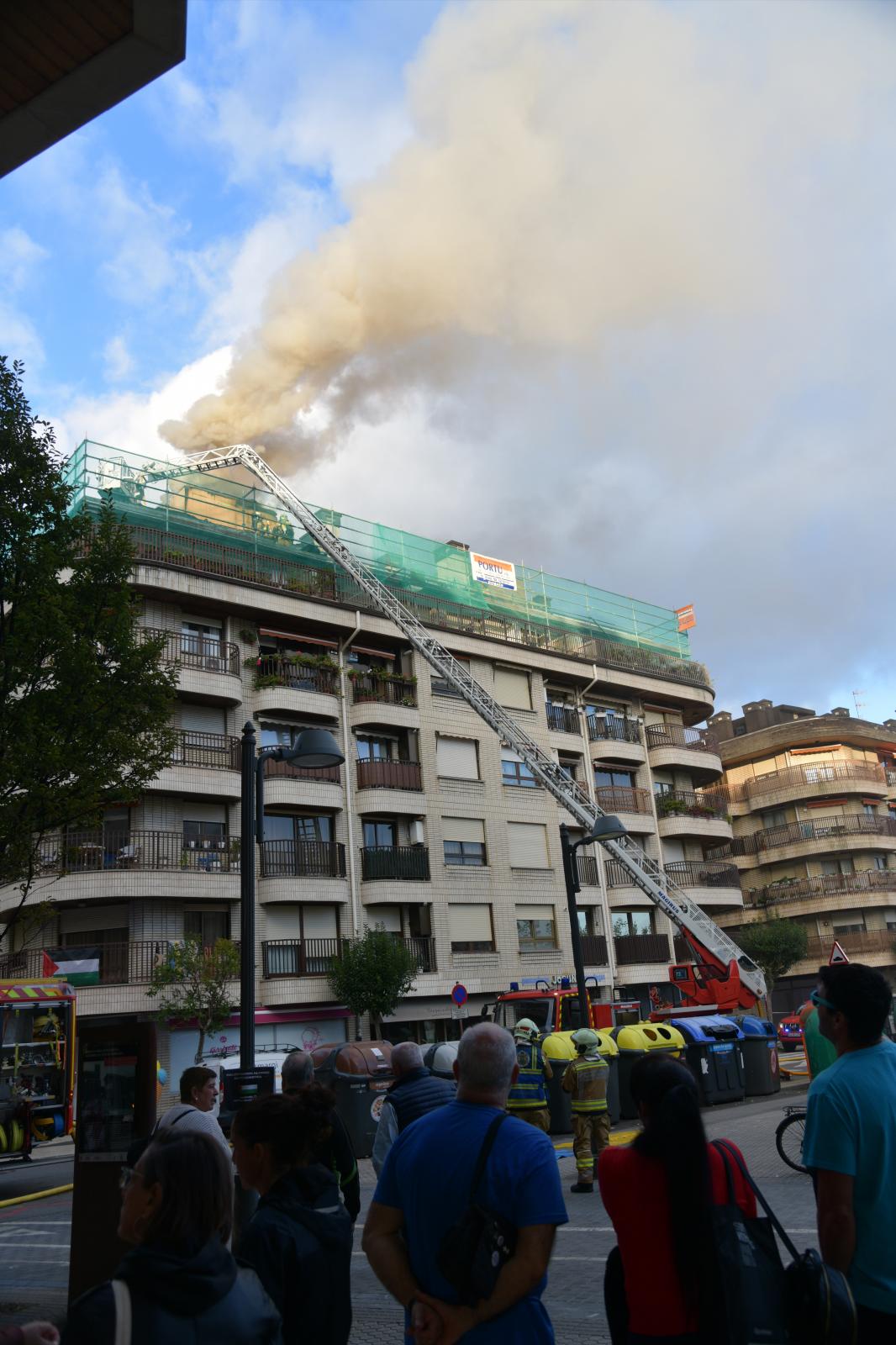 Incendio en el tejado de un edificio en Zumaia