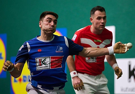 Peio Etxeberria remata con la izquierda ante la mirada de Jaka en un duelo anterior.