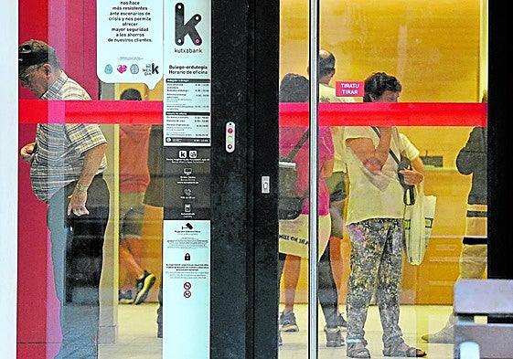 Usuarios en unas oficinas bancarias en Gipuzkoa.
