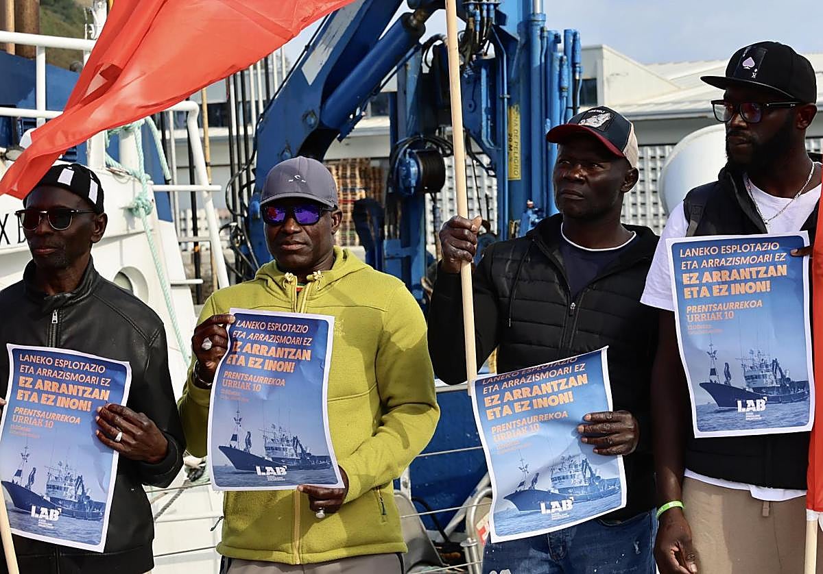 Rueda de prensa de los arrantzales del 'Beti Aingeru' en Getaria