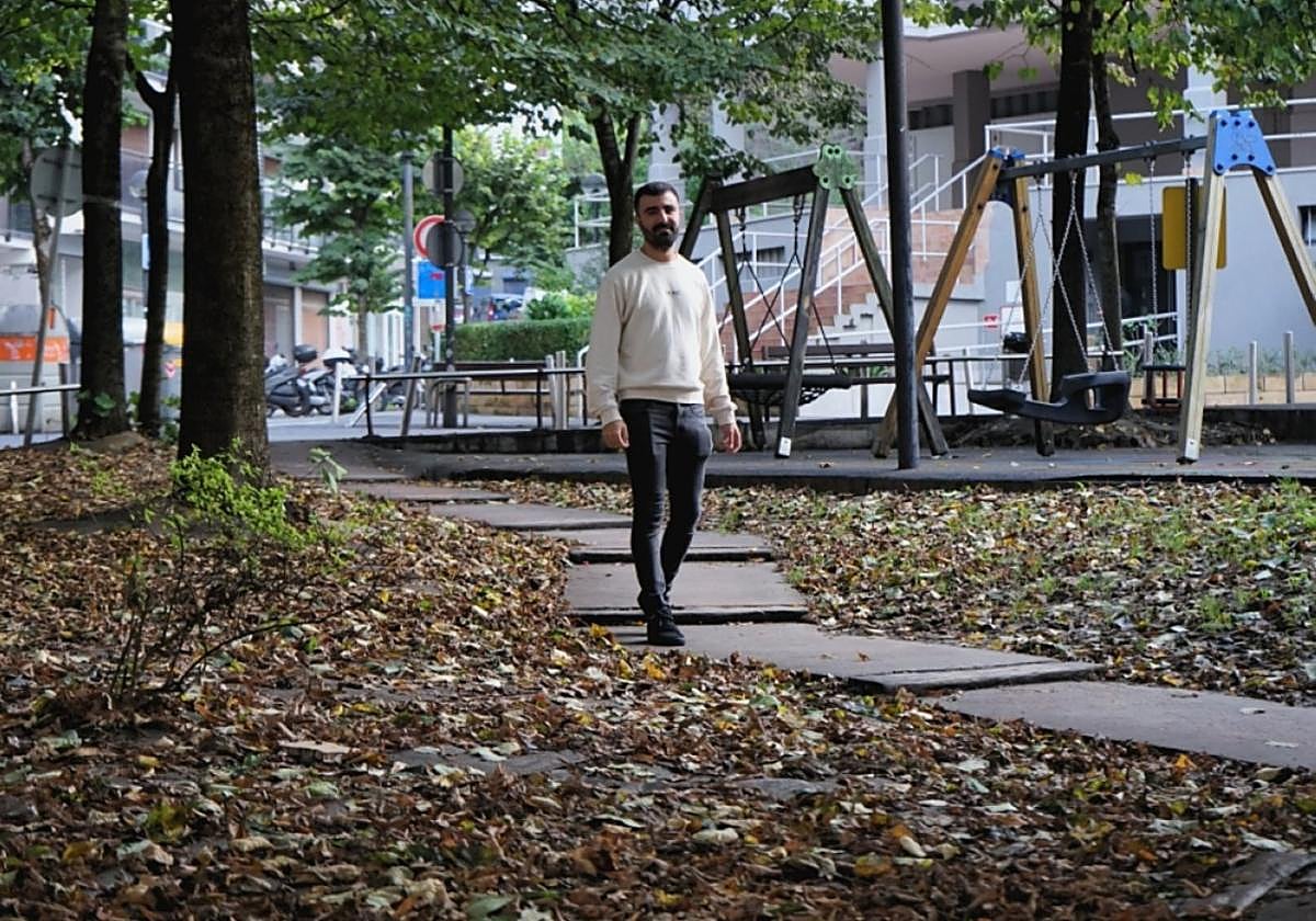 El teniente de alcalde de Trintxerpe, Iraitz Pazos, en el parque de Azkuene.
