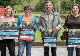 Goizalde Pildain, Julián Iborra, Agustín Valdivia y Lourdes Acevedo con los carteles de la I Marcha Inclusiva que tendrá lugar este sábado.