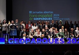 Foto de familia de las Jornadas Abiertas de la Red Estatal de Geoparques mundiales de 2024 en Granada.