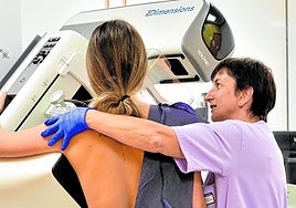 Una mujer se somete a una mamografía en Osakidetza.