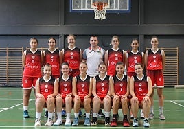 La plantilla sénior femenina, integrada por jóvenes de 18 a 22 años, con su entrenador Jon Ander Ugarte.