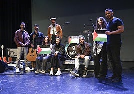 Miembros de la banda palestina 'Sol Band' posan junto a Tamer y Sara Birawi dentro del teatro Leidor de Tolosa.