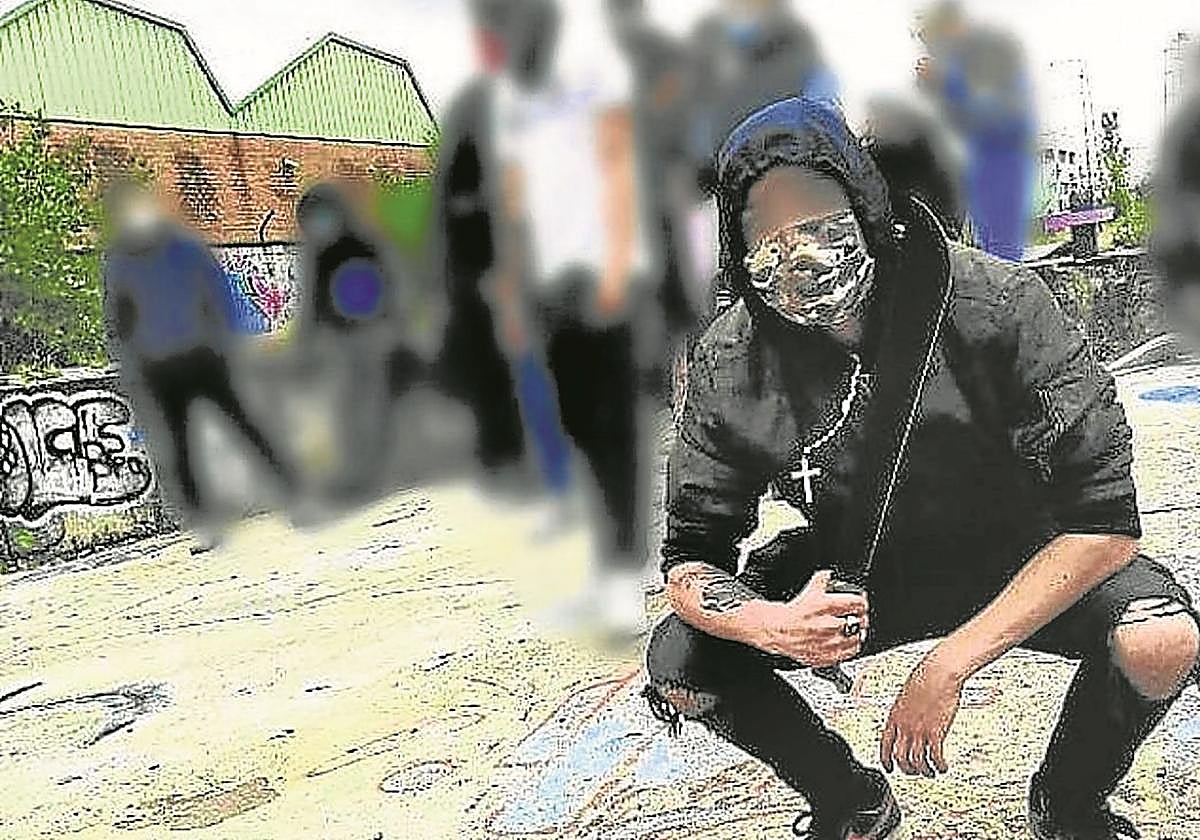 Foto colgada por los Blood de Vitoria en un polígono de la ciudad en la que exhibían machetes de grandes dimensiones.