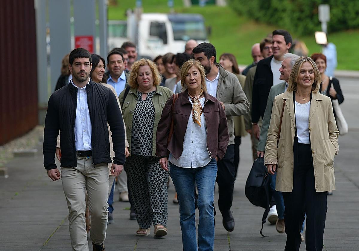 Euge Arrizabalaga, en el centro, y el grupo juntero del PNV en Gipuzkoa.