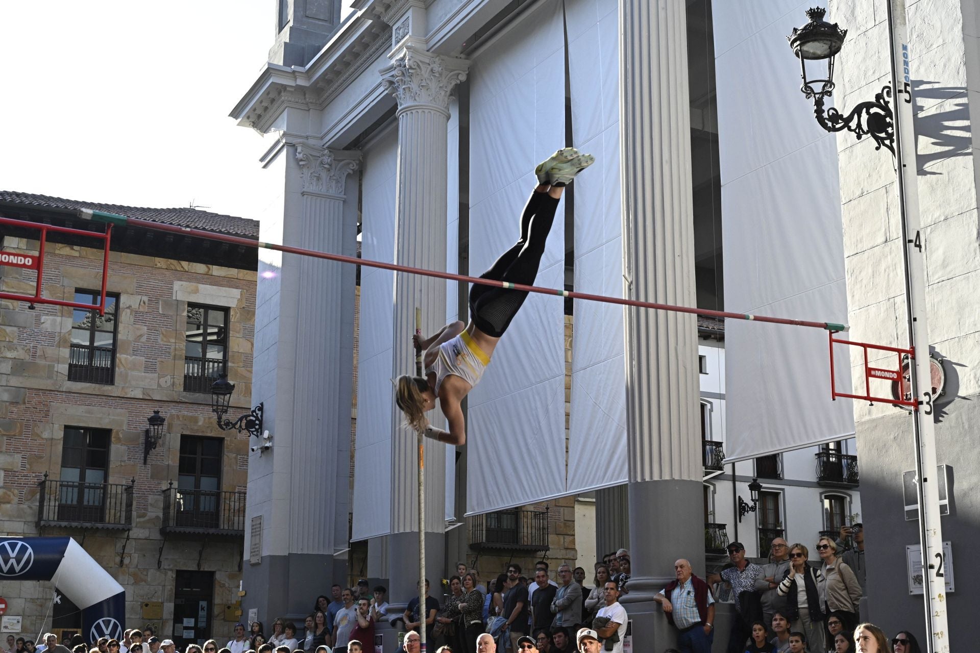 Surcando el cielo de Ordizia con la pértiga