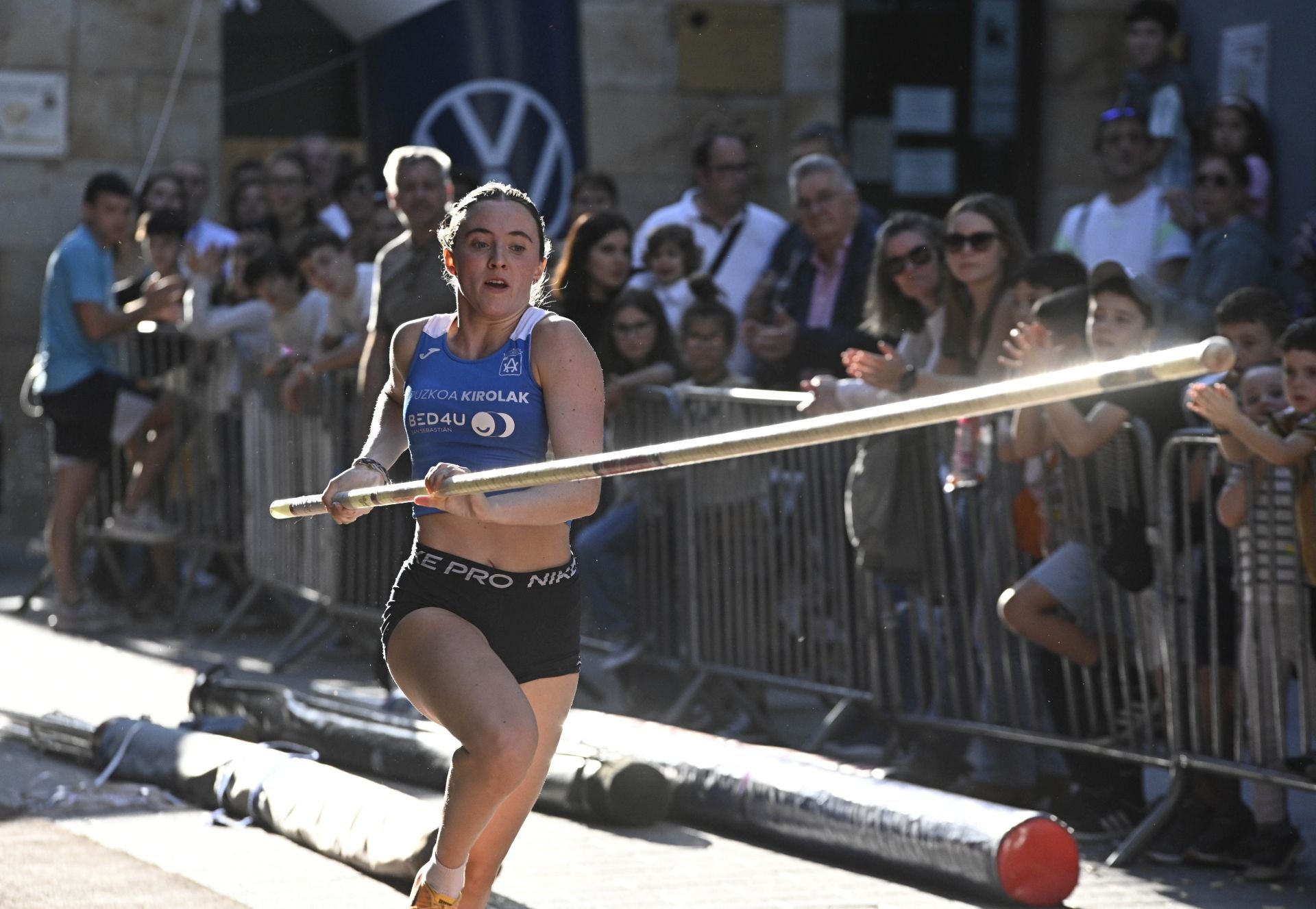 Surcando el cielo de Ordizia con la pértiga