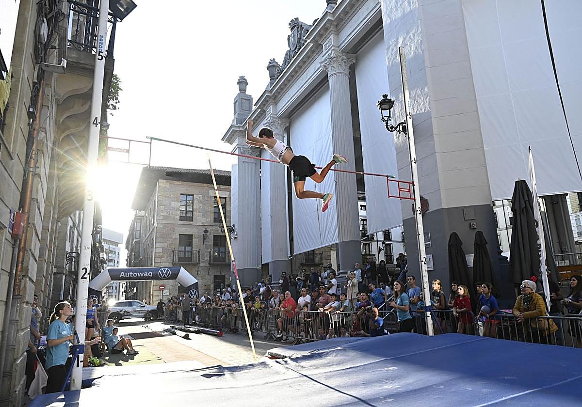 Surcando el cielo de Ordizia con la pértiga