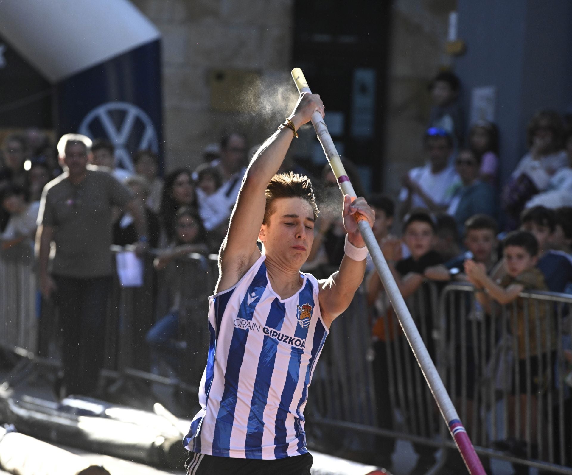 Surcando el cielo de Ordizia con la pértiga