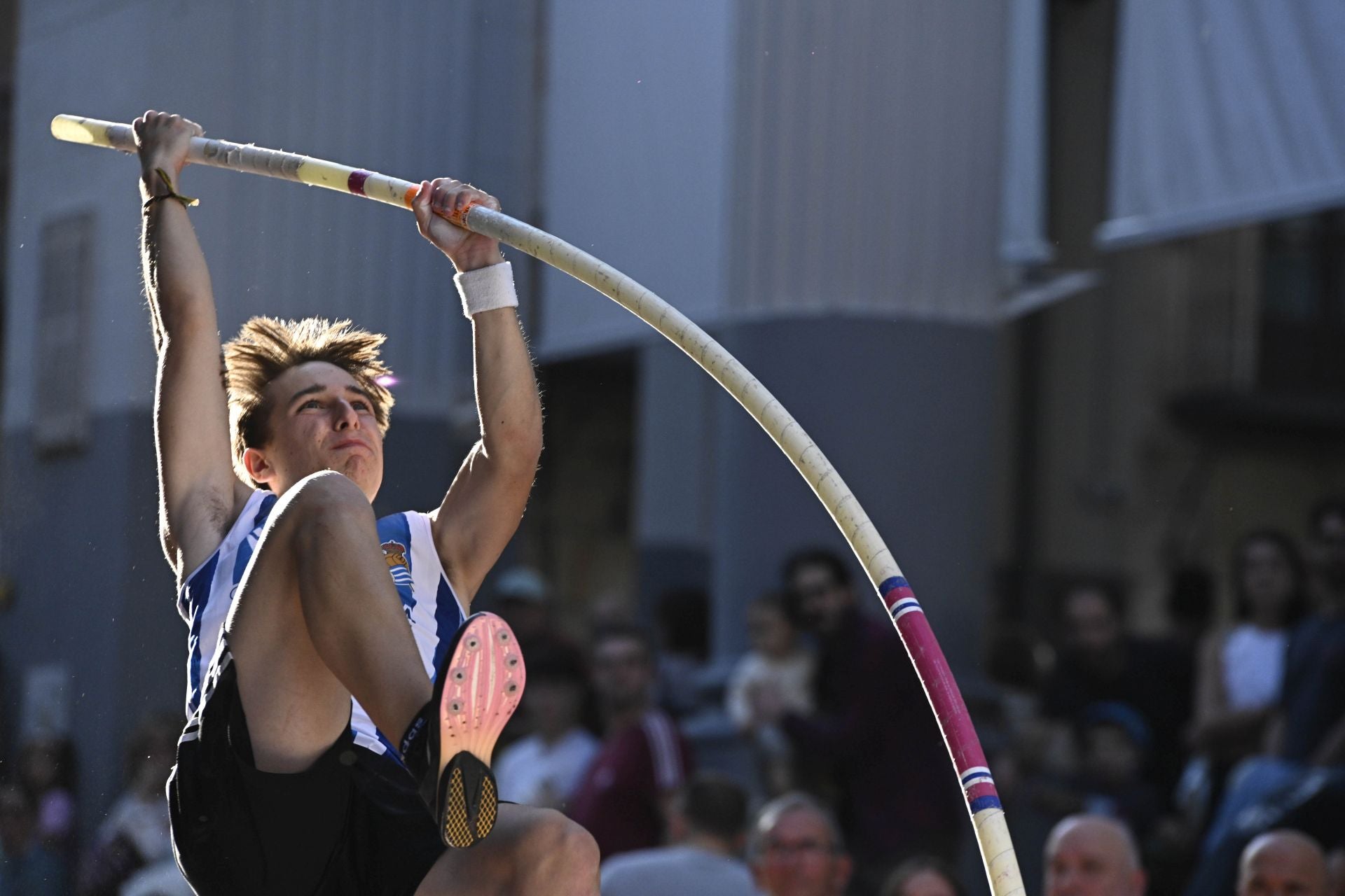Surcando el cielo de Ordizia con la pértiga
