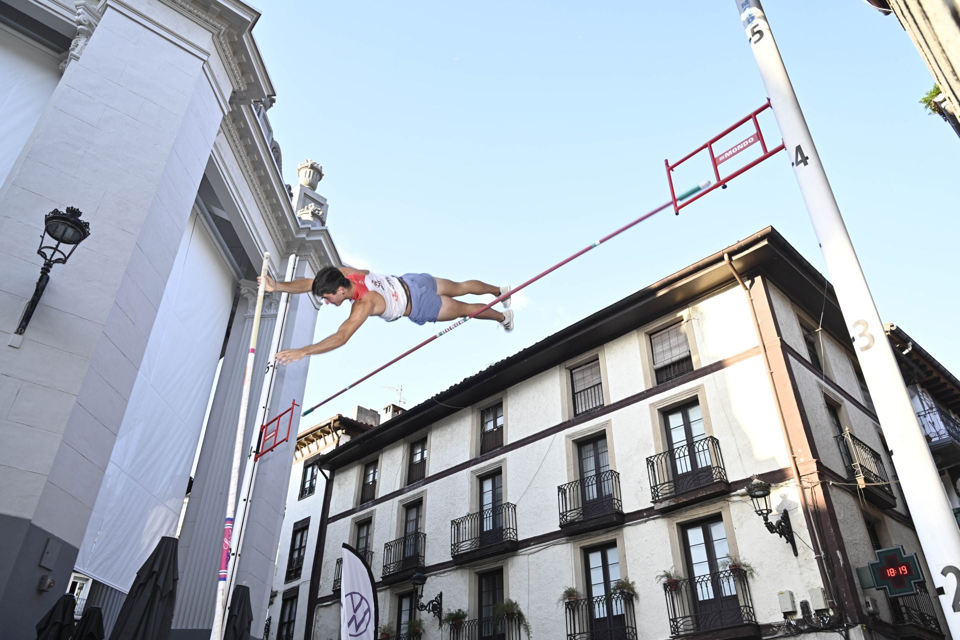 Surcando el cielo de Ordizia con la pértiga