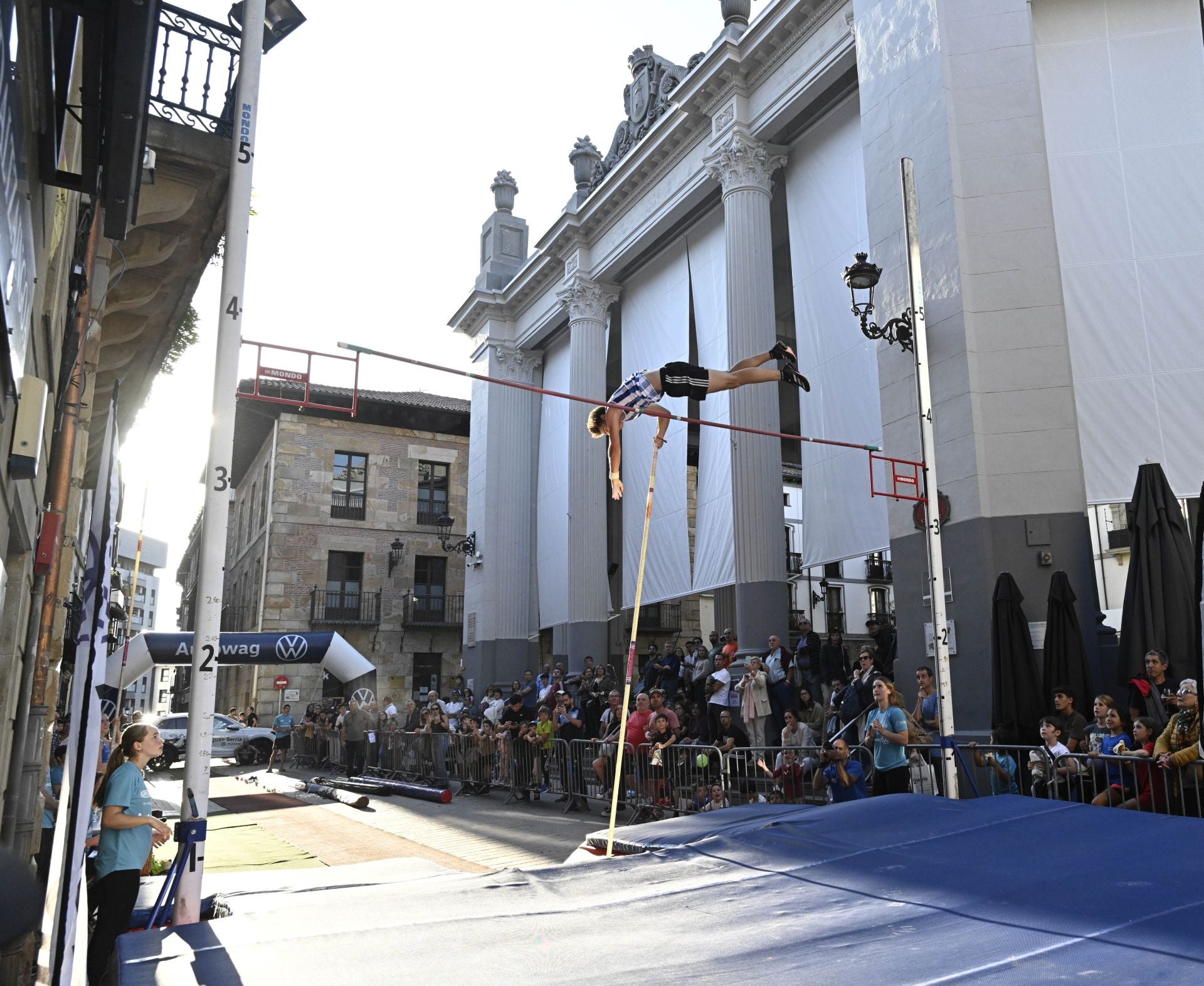 Surcando el cielo de Ordizia con la pértiga