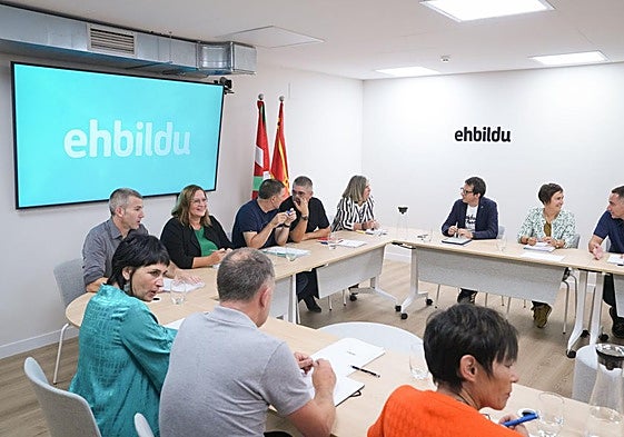 La dirección de EH Bildu, en una reunión.