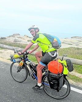 El viajero y aventurero tolosarra, durante un momento de su viaje desde el Artico a Tolosa.