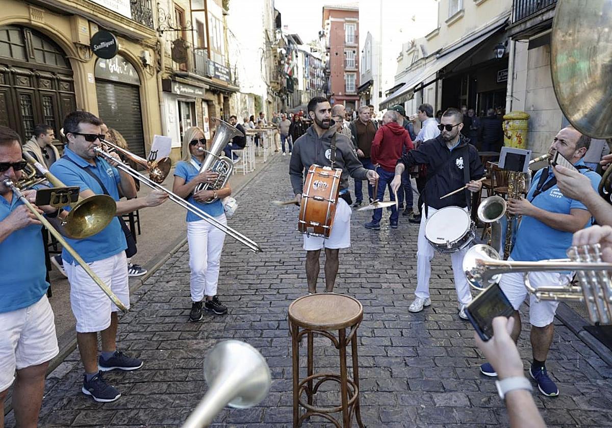 La &#039;Txaranga Topaketa&#039; pone ritmo al fin de semana en Irun