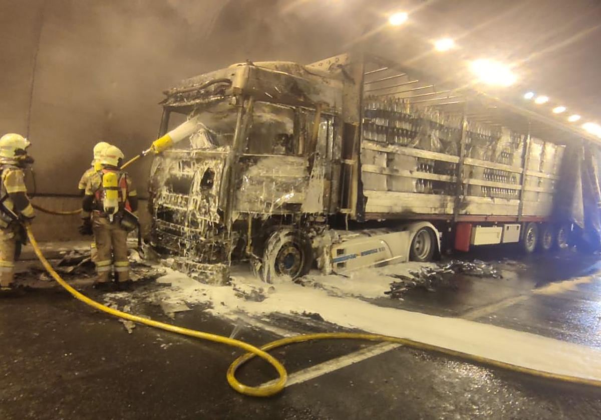 Bomberos realizan las labores de extinción en el lugar del hecho.