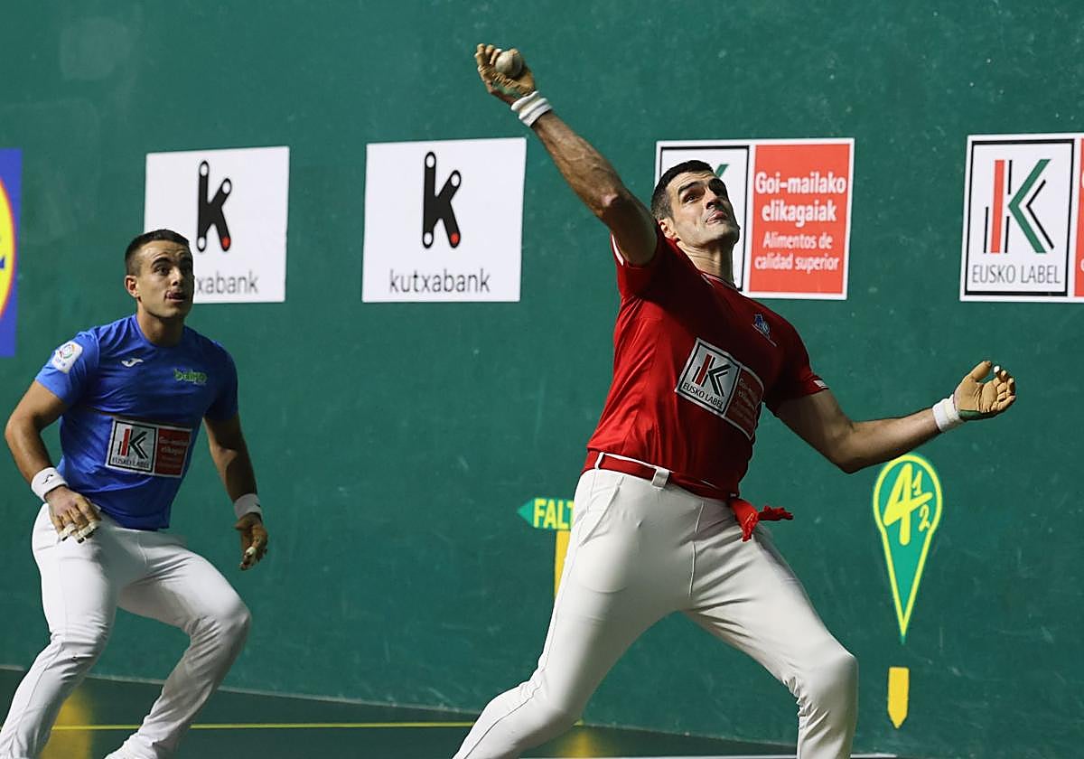 Ezkurdia remata de volea ante la mirada de Larrazabal en el Gurea de Azkoitia.