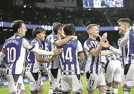 Felices. Los jugadores celebran el gol ante el Mallorca en Anoeta