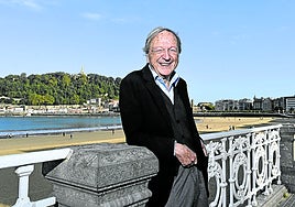 Rafael Moneo posa tras la entrevista en el Paseo de la Concha, «un ejemplo maravilloso de cómo hacer ciudad en un entorno natural».