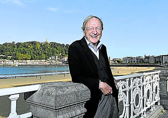 Rafael Moneo posa tras la entrevista en el Paseo de la Concha, «un ejemplo maravilloso de cómo hacer ciudad en un entorno natural».
