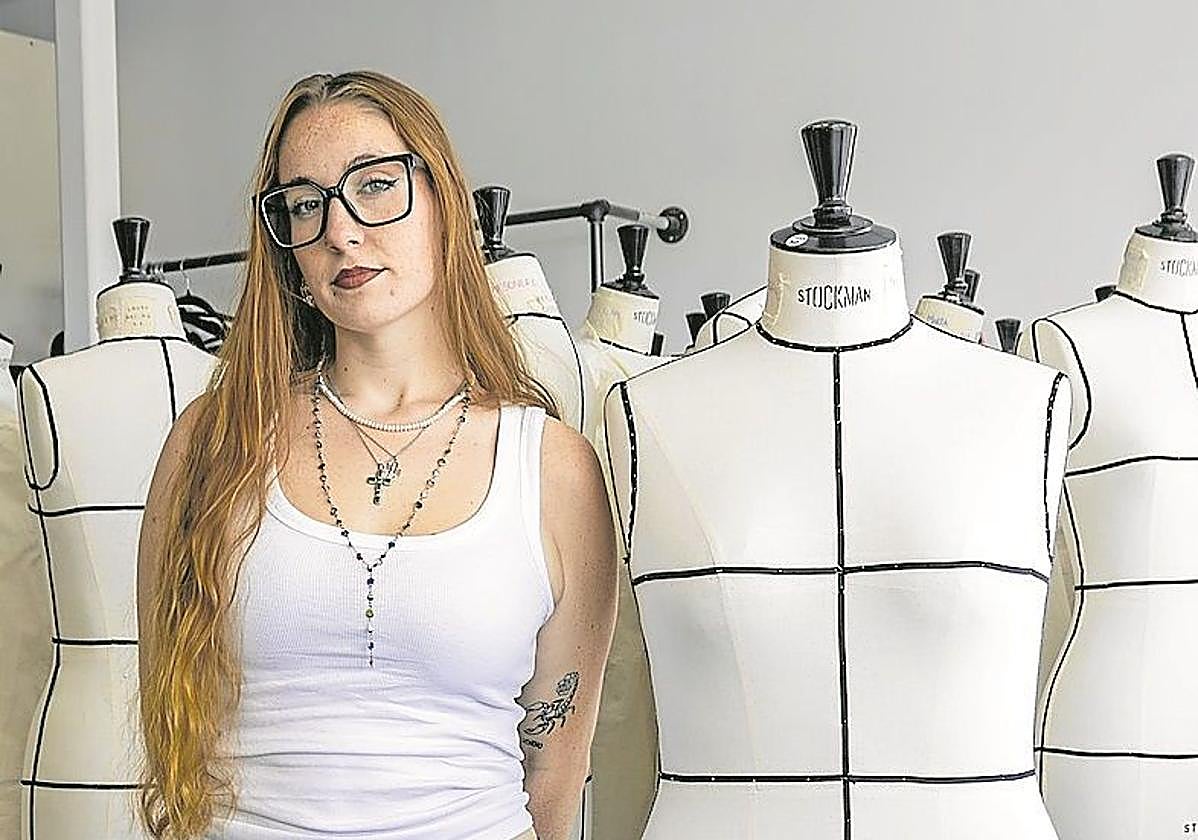 Nora en su 'atelier' de la UDIT, la Universidad de Diseño, Innovación y Tecnología de Madrid donde estudia para 'couturière'.