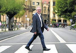 José Ignacio Asensio cruza la calle Hernani, con el ayuntamiento de Donostia y la Parte Vieja al fondo.