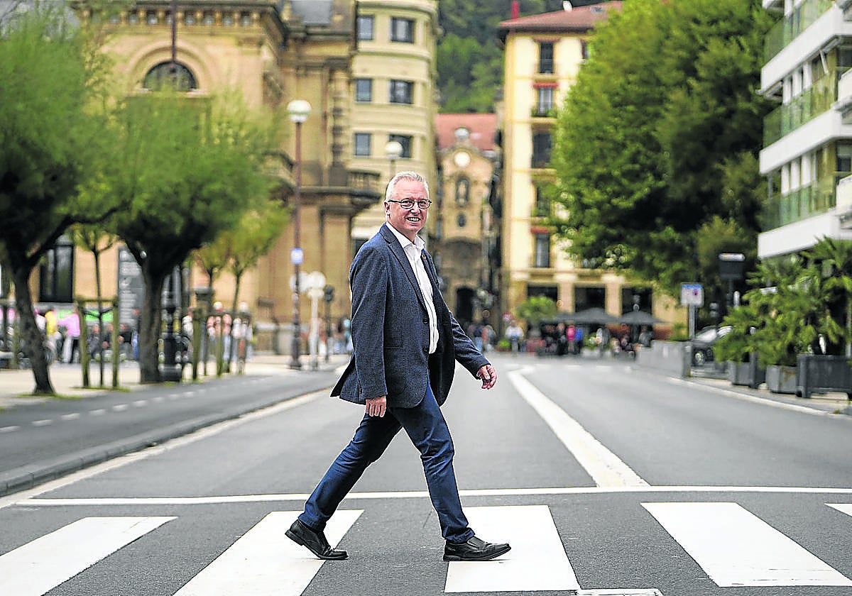 José Ignacio Asensio cruza la calle Hernani, con el ayuntamiento de Donostia y la Parte Vieja al fondo.