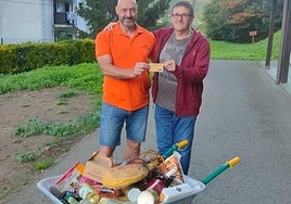 Iñigo Astigarraga entrega la carretilla a Agustín Urbieta.
