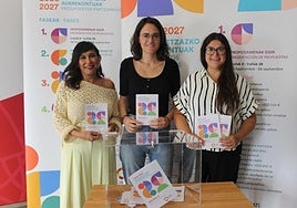 Las ediles Claudia Valdivieso y Anik Zubizarrera junto a la técnico Onitza Andres en la presentación.