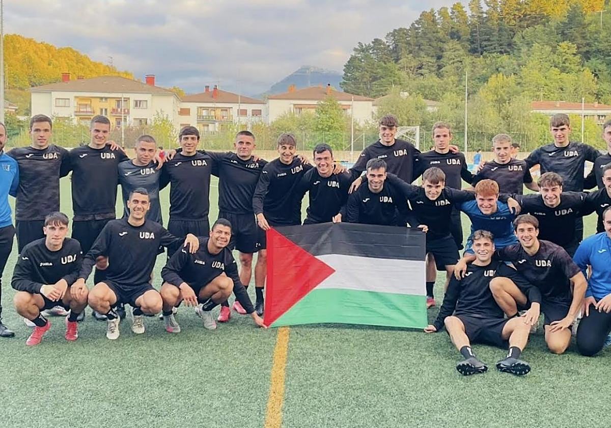 La plantilla de Tercera posó con la bandera palestina tras el entrenamiento del viernes e invitó a la afición a sumarse a la cacerolada convocada.
