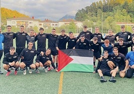 La plantilla de Tercera posó con la bandera palestina tras el entrenamiento del viernes e invitó a la afición a sumarse a la cacerolada convocada.