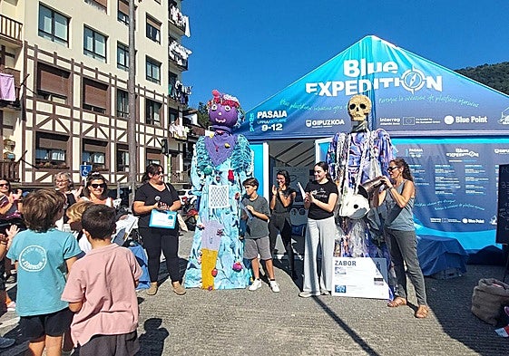 Los gigantes 'Zabor' y 'Bio' se han unido a la lectura del compromiso realizada por Suberbiola y otros participantes