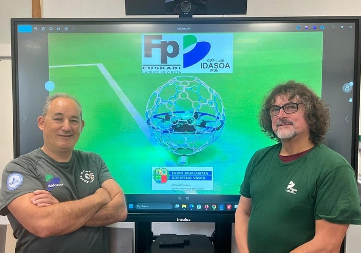 qApoyo técnico.Sergio Iparragirre y Josean Bellota son los profesores del instituto que viajaron a Corea.