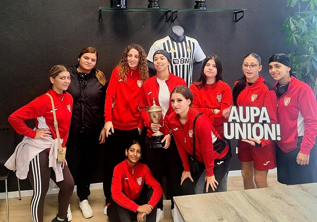 CF Tramontana. Las jugadoras del equipo catalán posaron con la copa de 1927 durante su visitaal Stadium Gal. «Han sido dos días increíbles. Nos han tratado súper bien», aseguraban.